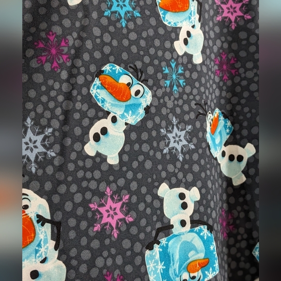 Disney Frozen Olaf Winter Themed Scrub Star V Neck Scrub Top, Size XL, NWT - Picture 4 of 4